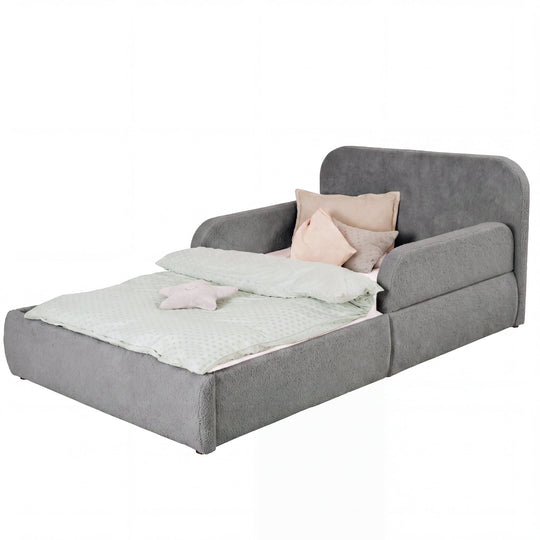 Lit enfant roba Little Dream anthracite avec tête de lit et protections latérales, garni de linge de lit et de coussins. Partiellement générée par IA.