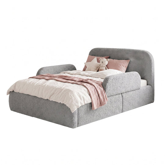 Lit enfant roba Little Dream anthracite avec protection latérale, linge de lit blanc et peluche. Partiellement générée par IA.