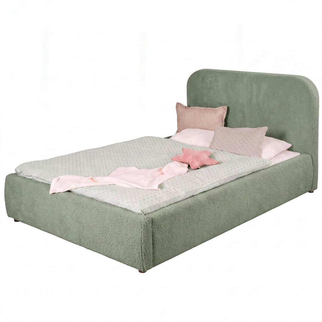 Lit enfant roba Little Dream vert sauge avec tête de lit rembourrée, garni de linge de lit à pois et de coussins. Partiellement générée par IA.