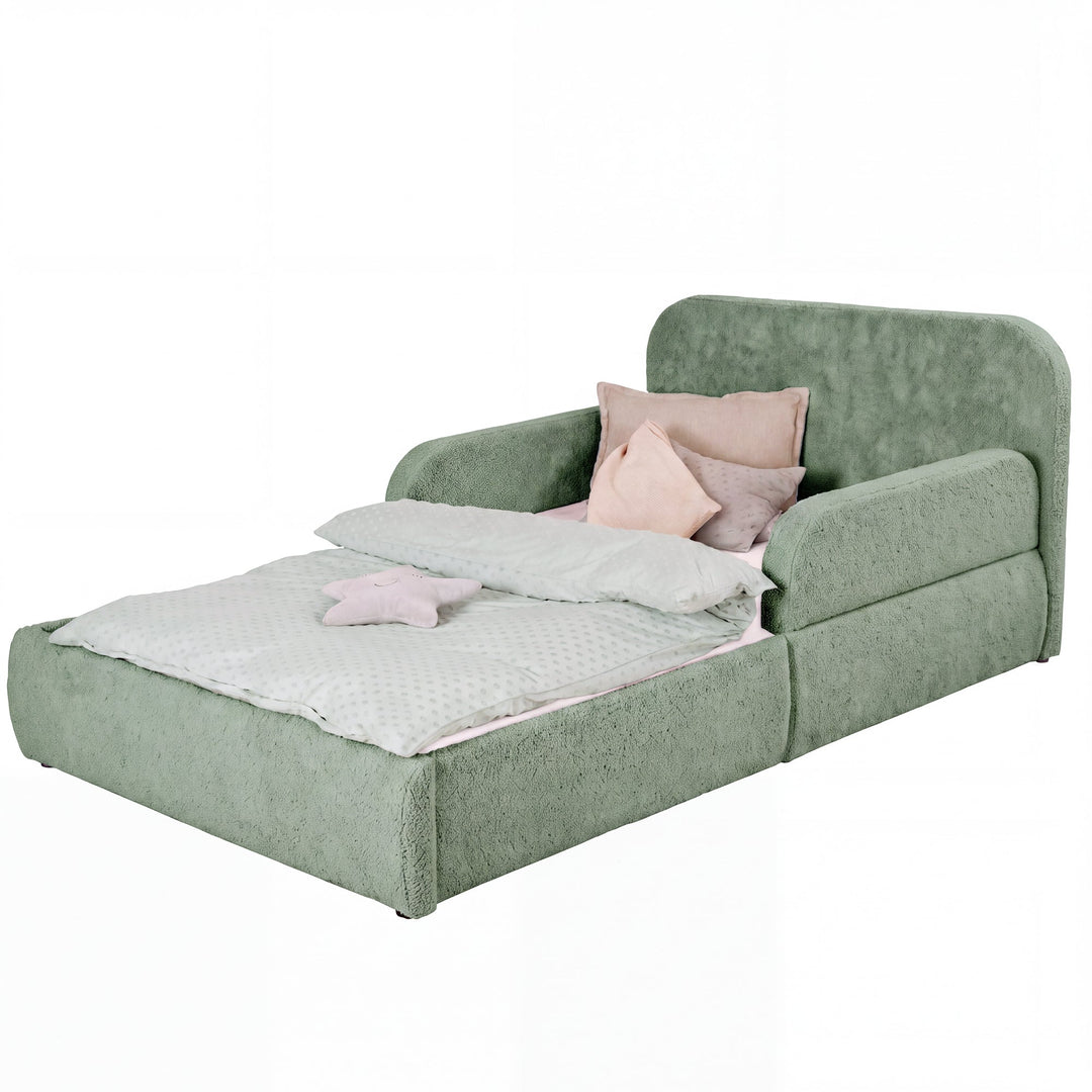 Lit enfant roba Little Dream vert sauge avec tête de lit et protections latérales, garni de linge de lit et de coussins. Partiellement générée par IA.