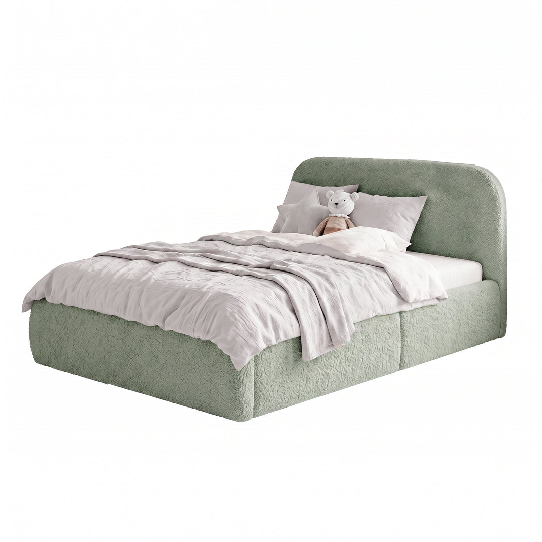 Lit enfant roba Little Dream vert sauge avec protection latérale, linge de lit gris clair et peluche. Partiellement générée par IA.