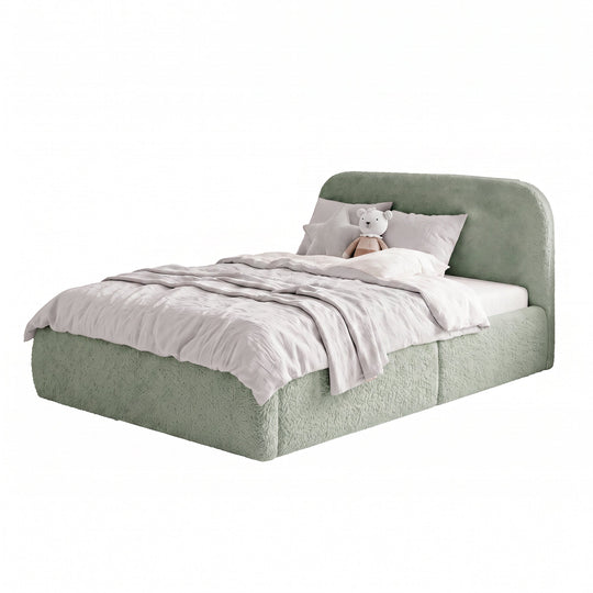 Lit enfant roba Little Dream vert sauge avec protection latérale, linge de lit gris clair et peluche. Partiellement générée par IA.