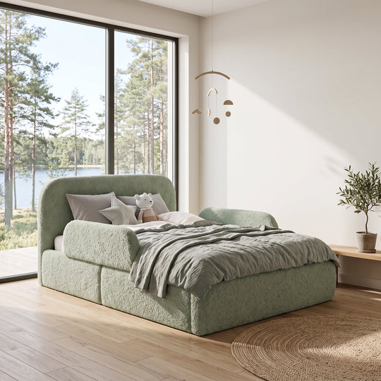 Lit enfant roba Little Dream vert sauge dans une chambre d'enfant avec vue sur le lac, mobile et petit olivier. Partiellement générée par IA.