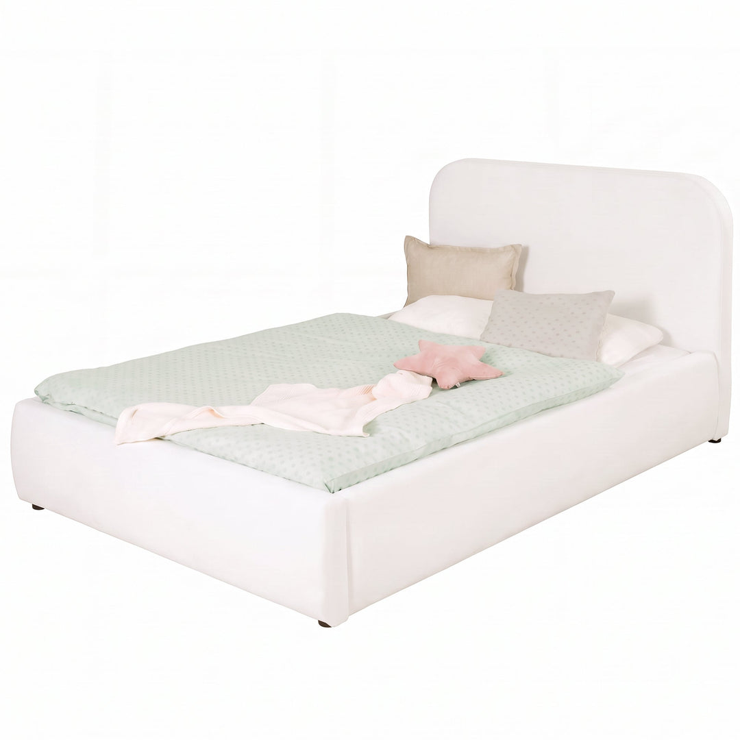 Lit enfant roba Little Dream blanc avec tête de lit rembourrée, garni de linge de lit à pois et de coussins. Partiellement générée par IA.