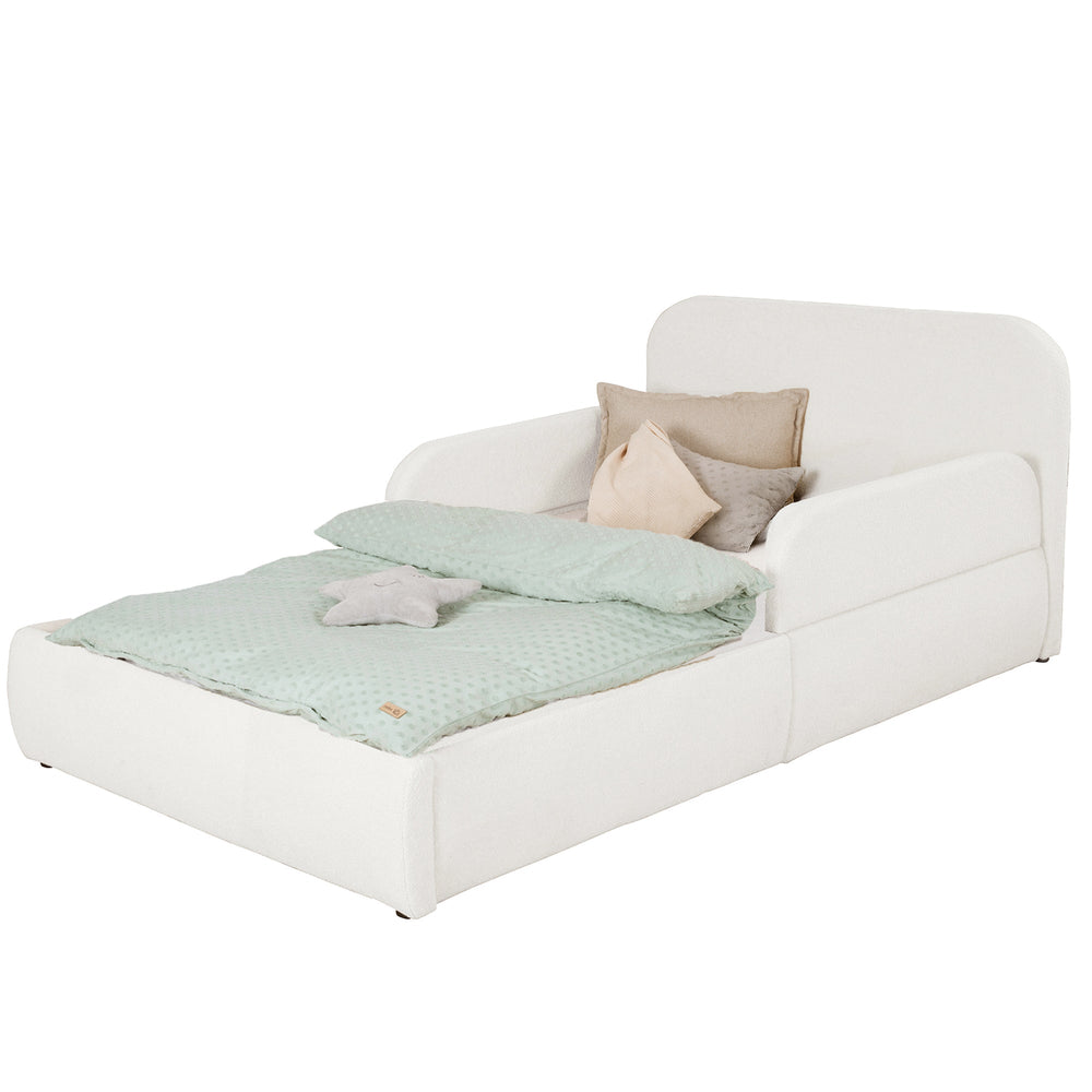 Lit enfant roba Little Dream blanc avec tête de lit et protections latérales, garni de linge de lit et de coussins. Partiellement générée par IA.