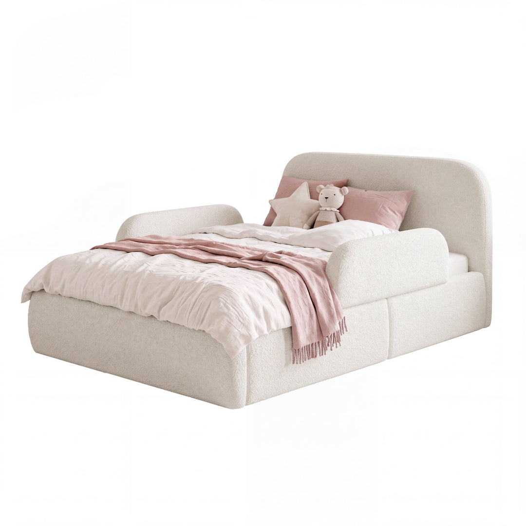 Lit enfant roba Little Dream blanc avec protection latérale, linge de lit blanc et peluche. Partiellement générée par IA.