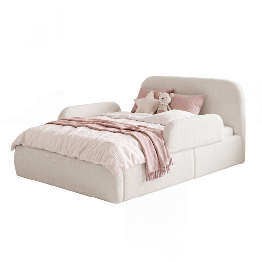 Lit enfant roba Little Dream blanc avec protection latérale, linge de lit blanc et peluche. Partiellement générée par IA.