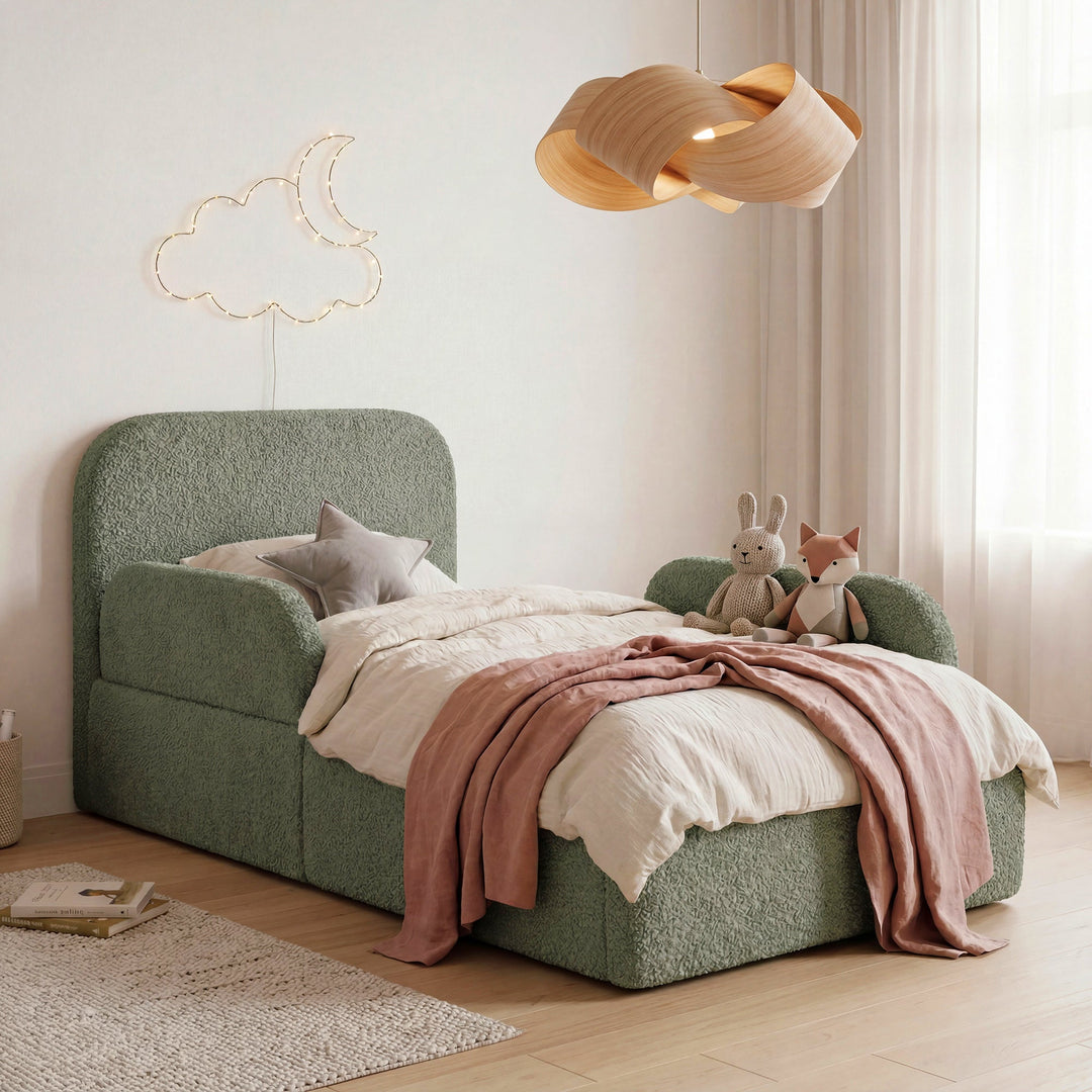 Salbeigrüne Seitenteile am Kinderbett roba Little Dream montiert, im Kinderzimmer mit Holz-Hängeleuchte. Teilweise KI generiert.