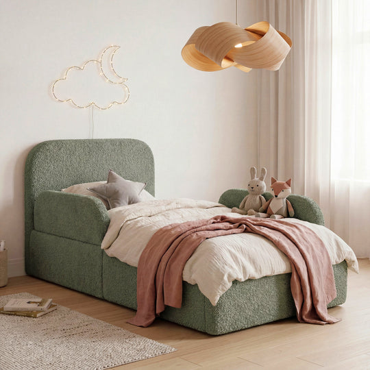 Salbeigrüne Seitenteile am Kinderbett roba Little Dream montiert, im Kinderzimmer mit Holz-Hängeleuchte. Teilweise KI generiert.