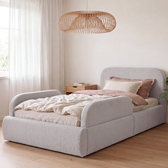 Éléments latéraux gris clair sur le lit enfant roba Little Dream dans une chambre avec suspension à anneaux. Partiellement générée par IA.
