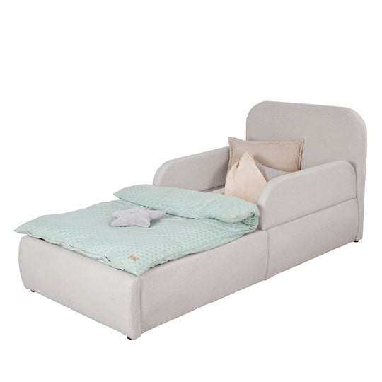 Lit enfant roba Little Dream avec éléments latéraux gris clair montés, garni de linge de lit crème. Partiellement générée par IA.