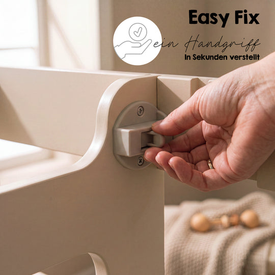 Detailaufnahme mit Schriftzug 'Easy Fix - ein Handgriff - in Sekunden verstellt': Hand bedient den Verstellmechanismus für die Standfläche des Cashmere-Lernturms.