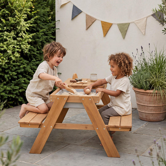 Conjunto de asientos infantiles «Play» con bandejas de juego, de madera maciza resistente a la intemperie - teca