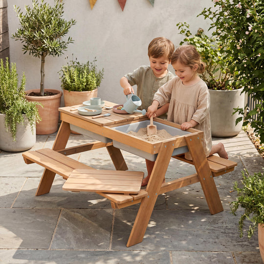 Conjunto de asientos infantiles «Play» con bandejas de juego, de madera maciza resistente a la intemperie - teca