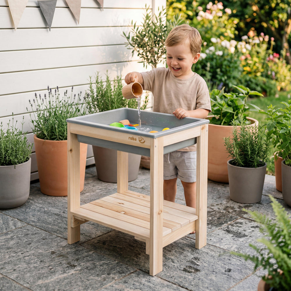 Spieltisch Tiny mit Kind im Garten, Holz natur mit Spielwanne grau