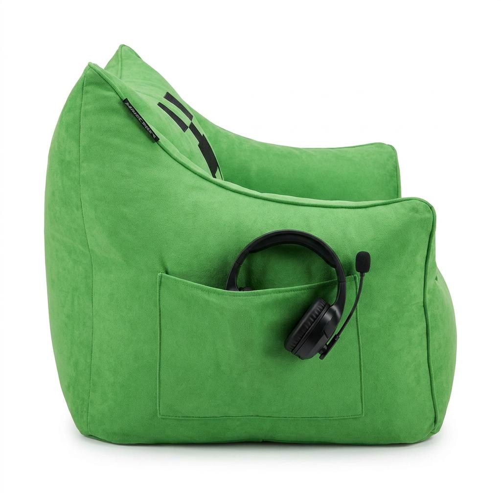 Sillón puf verde en vista lateral con auriculares en el bolsillo lateral aplicado, sobre fondo blanco.