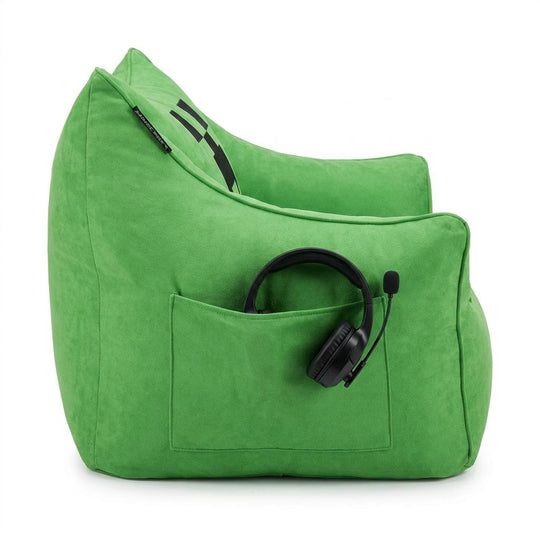 Sillón puf verde en vista lateral con auriculares en el bolsillo lateral aplicado, sobre fondo blanco.