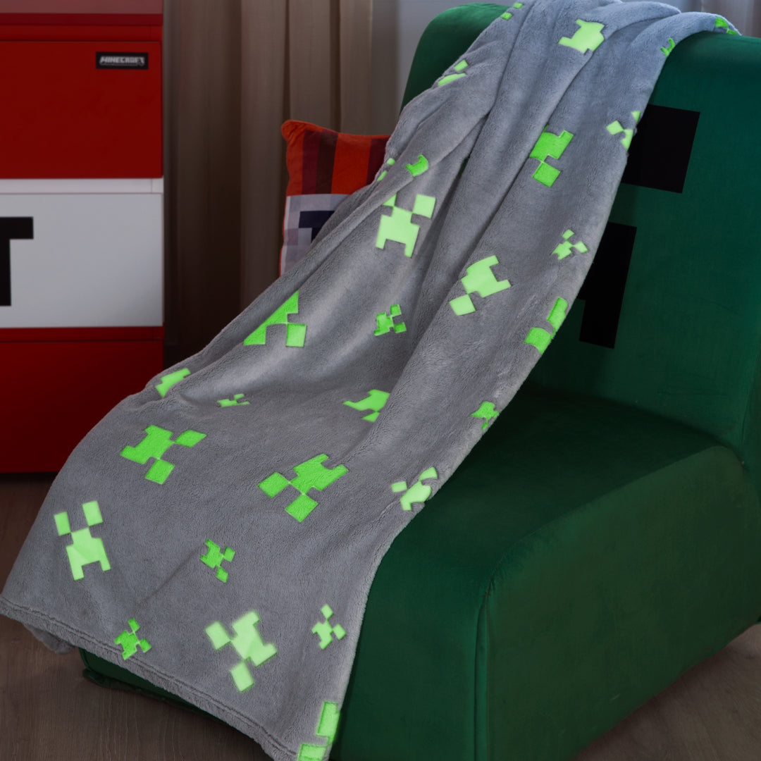 Cuddle Blanket 'Minecraft' with Glow-in-the-Dark Effect – Light Grey / Green