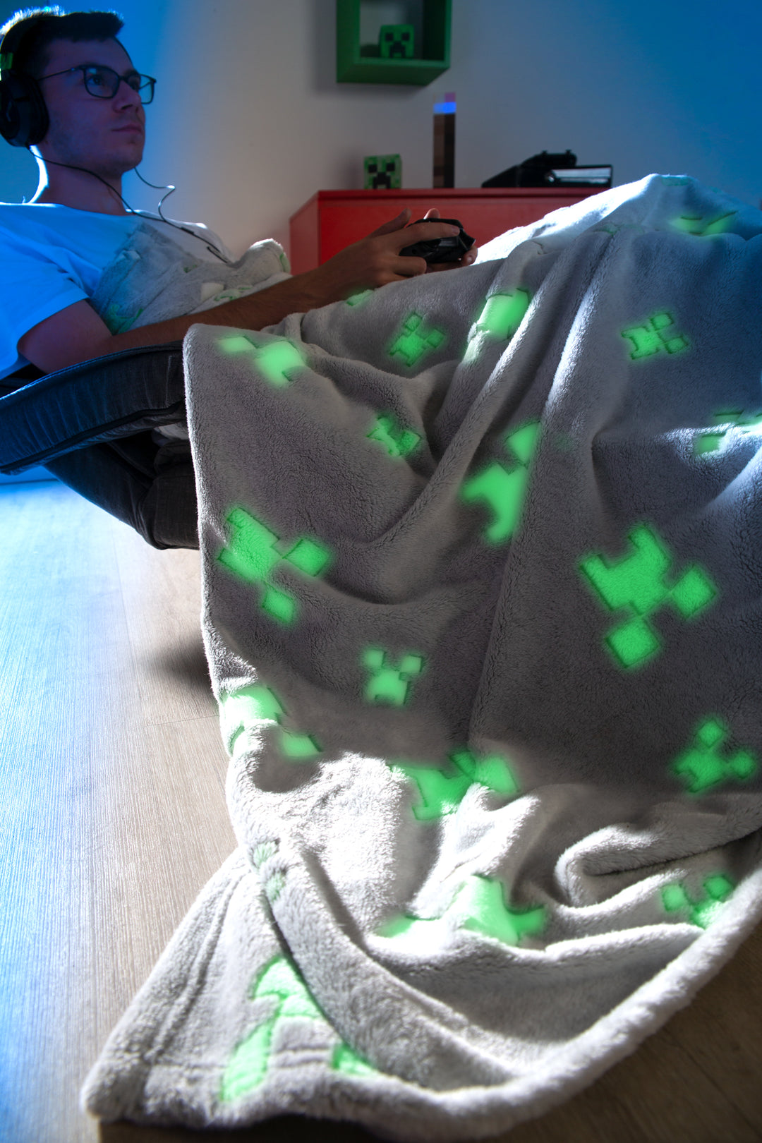 Cuddle Blanket 'Minecraft' with Glow-in-the-Dark Effect – Light Grey / Green