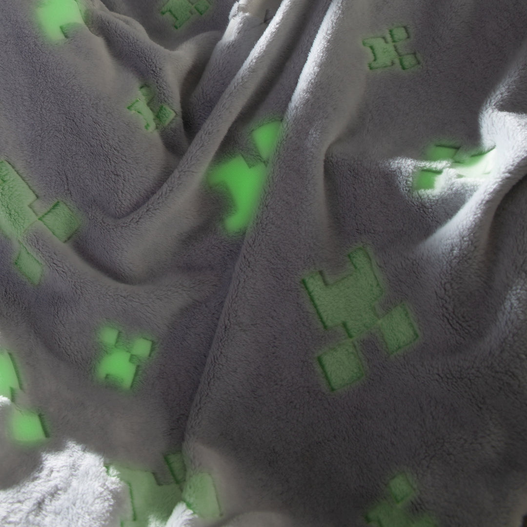 Cuddle Blanket 'Minecraft' with Glow-in-the-Dark Effect – Light Grey / Green