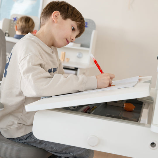 Escritorio parcialmente inclinado con cajón blanco - Escritorio infantil ajustable en altura 62-78 cm - Mitad derecha de la mesa inclinable - Con almacenamiento y superficie de trabajo ergonómica - 110x60 cm - Niños y adolescentes - Moderno y estable