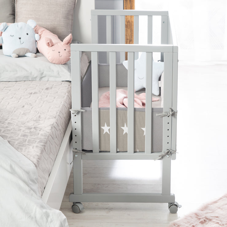 Cama lateral 'safe asleep®' 2 en 1 con barrera 'Little Stars', que incluye colchón y nido