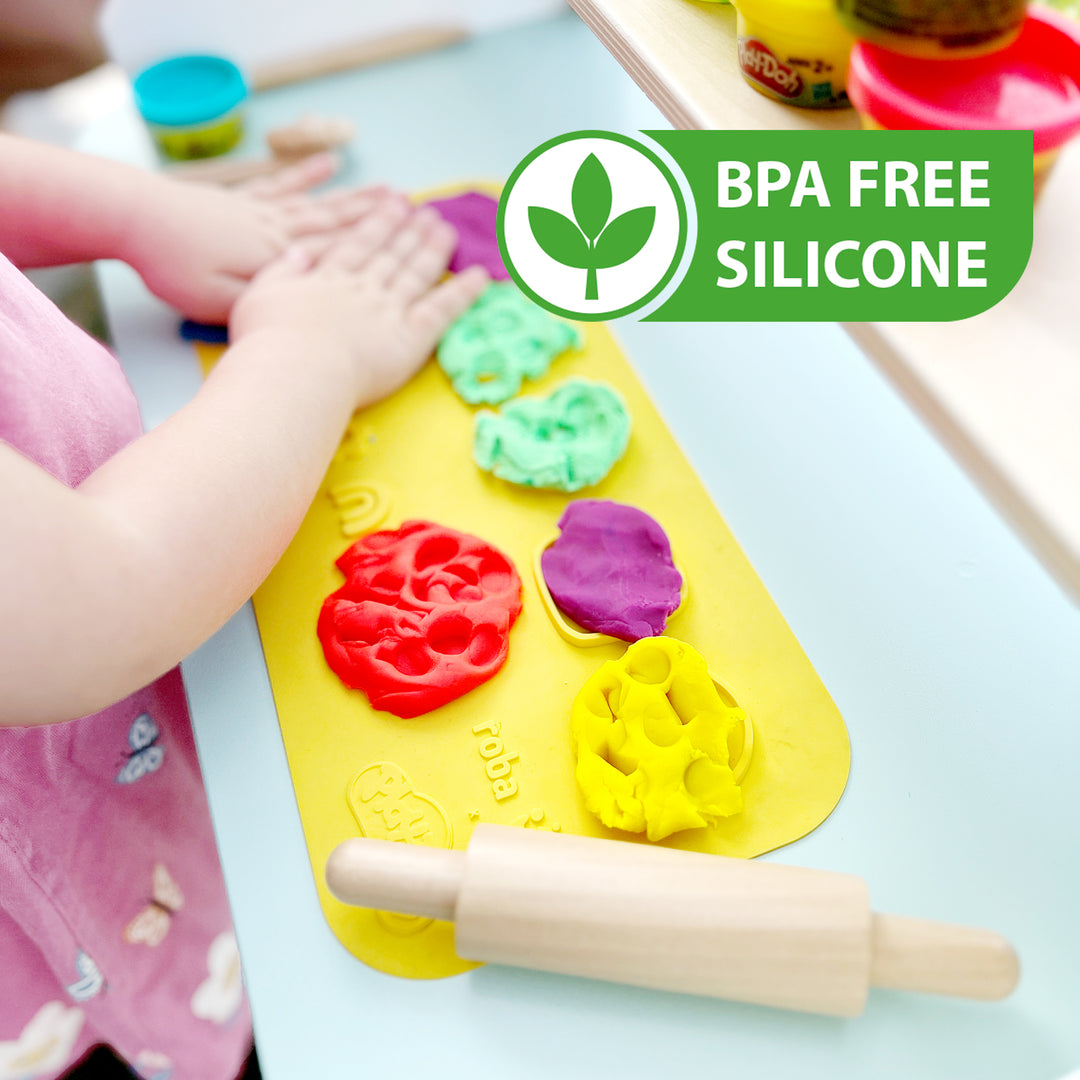 Roba X Play-Doh Starterset – 3D-Kreativmatte Aus Silikon, FSC-Holzwerkzeuge (Modellierstab, Rolle, Pizzaschneider) & 6 Knetdosen – Für Kinder Ab 3 Jahren Roba X Play-Doh Starterset – 3D-Kreativmatte Aus Silikon, FSC-Holzwerkzeuge (Modellierstab, Rolle, Pizzaschneider) & 6 Knetdosen – Für Kinder Ab 3 Jahren