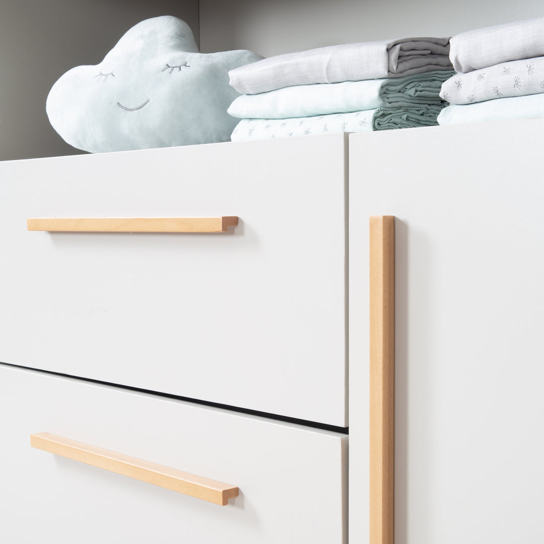 Commode à langer Lea avec matelas à langer amovible - Table à langer avec 2 tiroirs & 1 porte - Poignées en bois - Beige / Gris