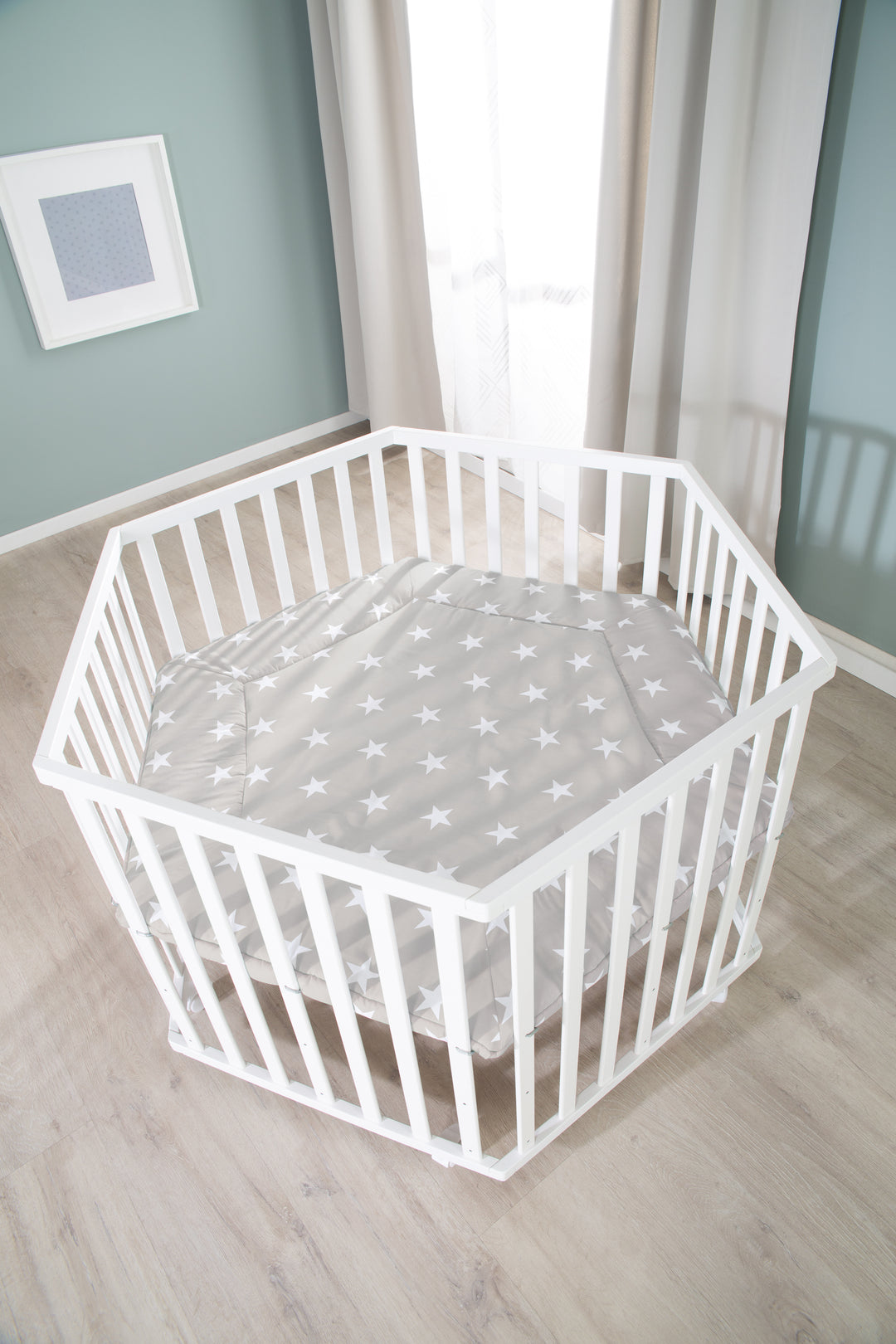 Parc 'Little Stars' hexagonal, avec revêtement de protection, en bois blanc