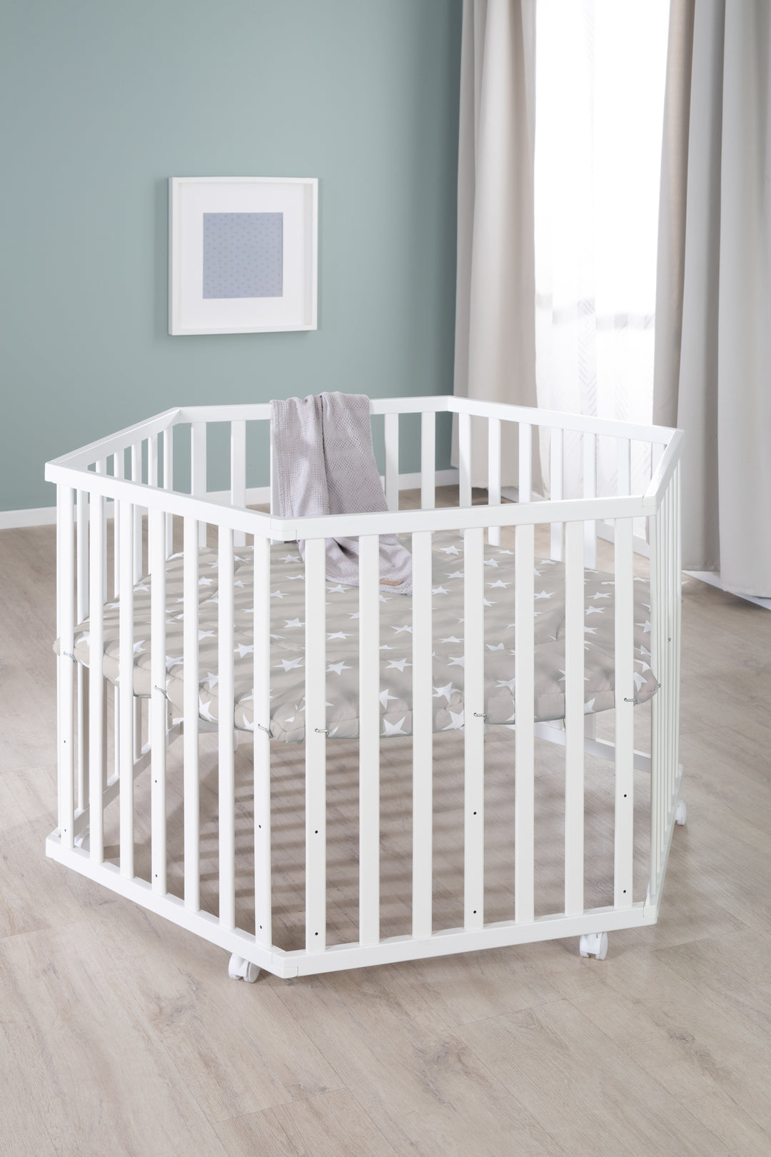 Parc 'Little Stars' hexagonal, avec revêtement de protection, en bois blanc