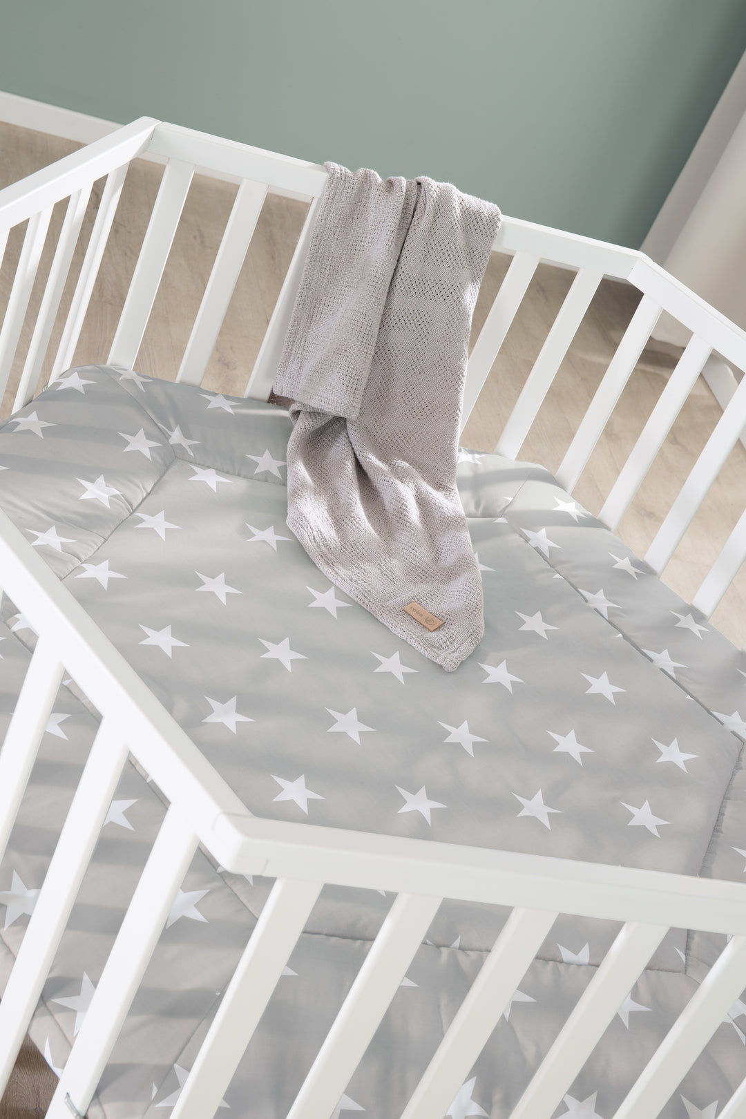 Parc 'Little Stars' hexagonal, avec revêtement de protection, en bois blanc