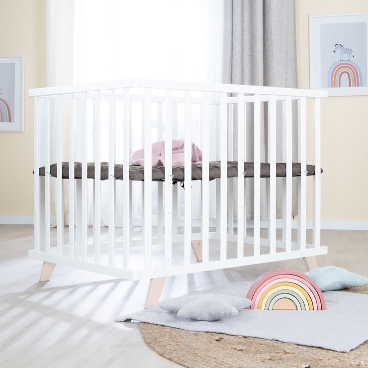 Parc bébé 75 x 100 avec pieds en bois + Tapis matelassée 'Graphite' - – roba