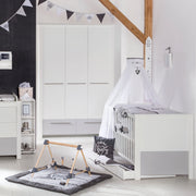 Zimmerset 'Linus' inkl. Kombi-Bett 70 x 140 cm, Wickelkommode & 3-türigem Schrank, Weiß / grau