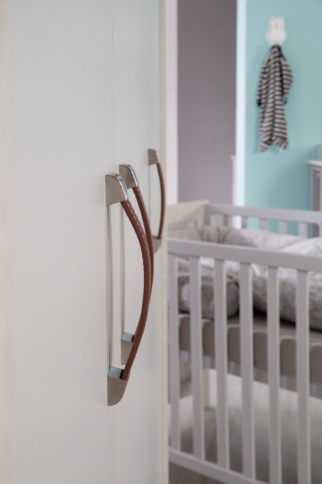 Set camera per bambini 'Mila', compreso il letto combi 70 x 140 cm, cambio petto & armadio a 3 porte, grigio/bianco