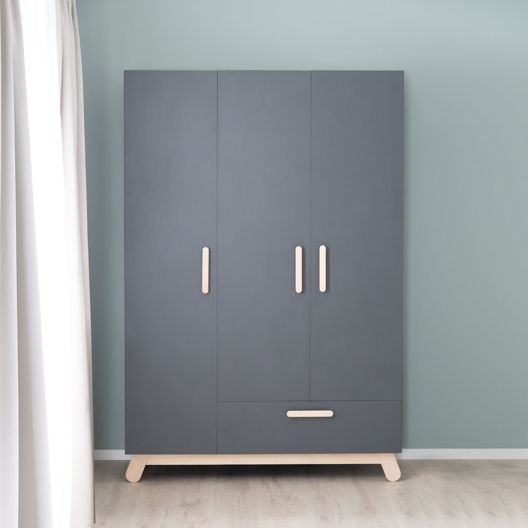 Armoire 'Jara' 3 portes, anthracite, avec pieds & poignées en bois massif