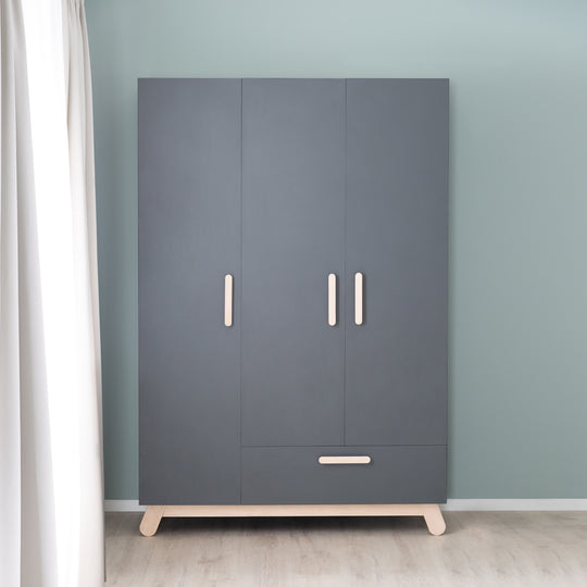 Armoire 'Jara' 3 portes, anthracite, avec pieds & poignées en bois massif