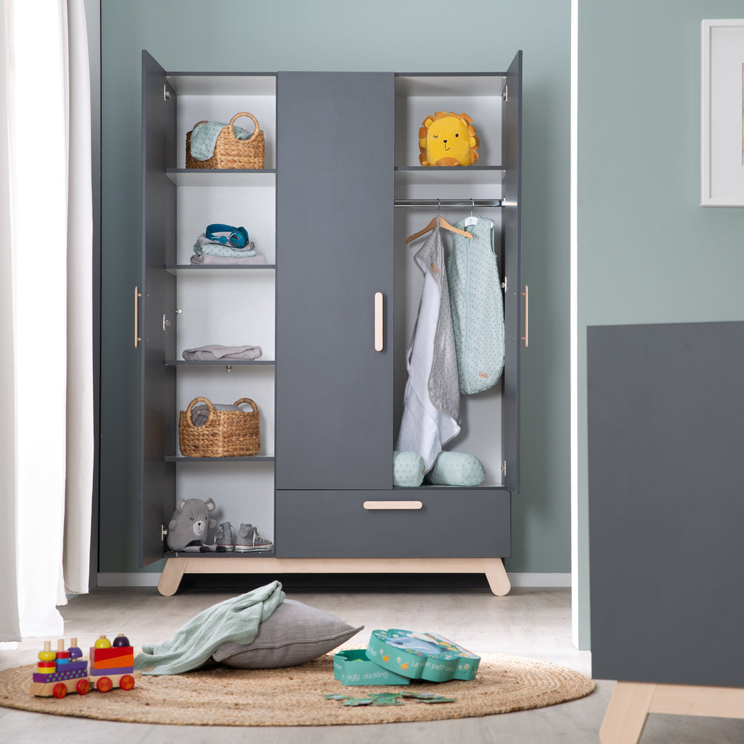 Armoire 'Jara' 3 portes, anthracite, avec pieds & poignées en bois massif