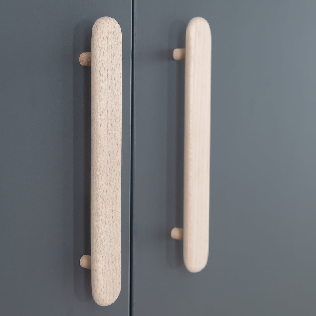 Armoire 'Jara' 3 portes, anthracite, avec pieds & poignées en bois massif