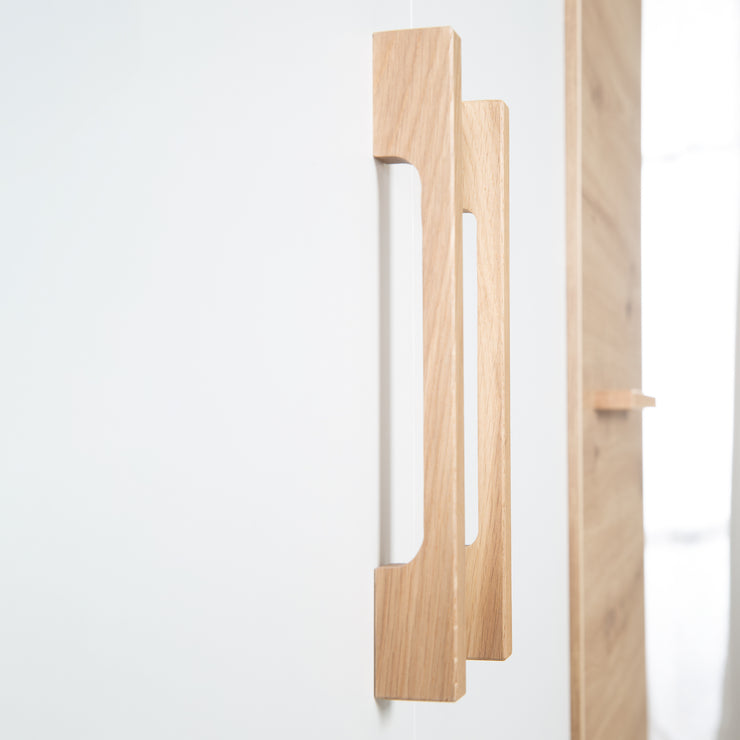 Garde-robe 'lion' 3 -Door - décoration blanche / bois «chêne artisan» - poignées en chêne massif