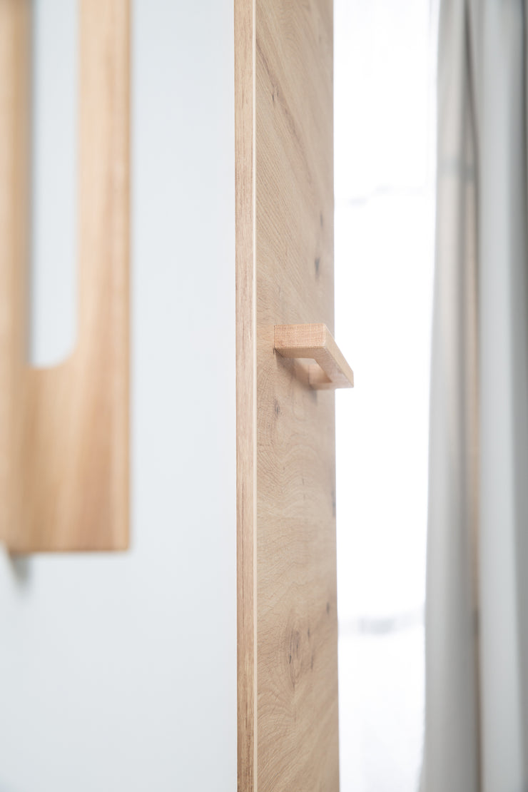 Garde-robe 'lion' 3 -Door - décoration blanche / bois «chêne artisan» - poignées en chêne massif