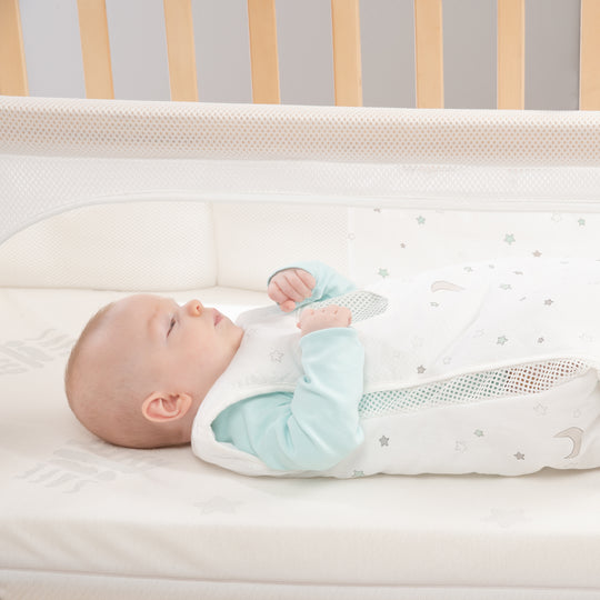Cuna 'safe asleep®', 60 x 120 cm 'Sternenzauber', cuna de lado al lecho de los padres con equipamiento, natural