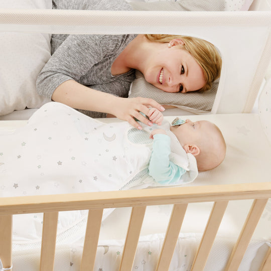 Cuna 'safe asleep®', 60 x 120 cm 'Sternenzauber', cuna de lado al lecho de los padres con equipamiento, natural