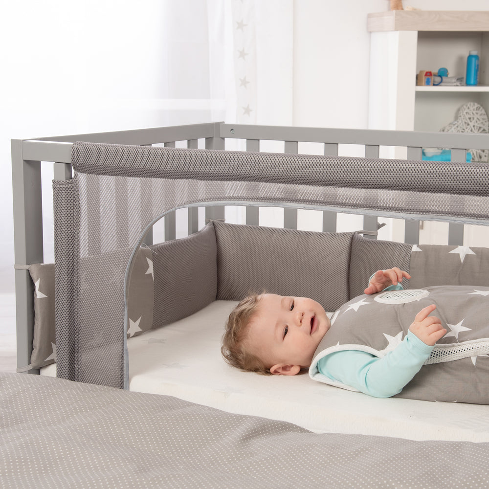 Cuna 'safe asleep®', 60 x 120 cm, 'Little Stars', cuna de lado al lecho de los padres con accesorios, pintado en taupe