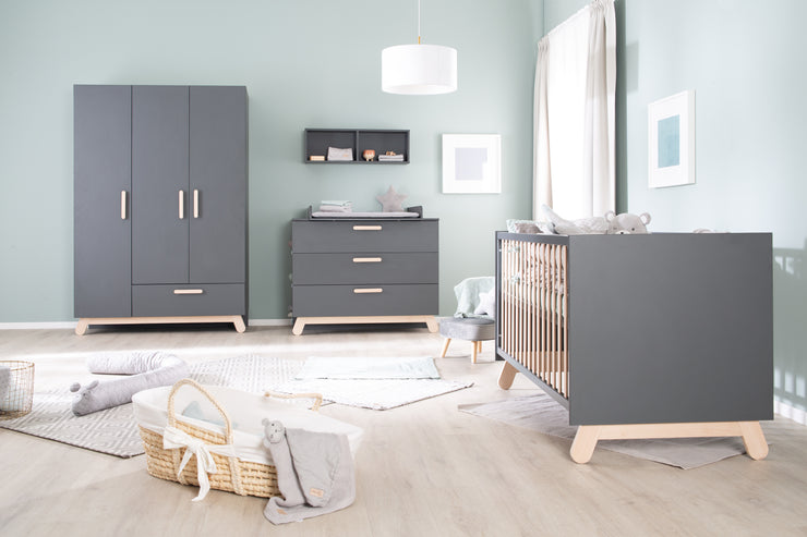 Envolviendo la cómoda 'jara', que incluye accesorio cambiante, pies y manijas hechas de madera maciza, altura de envoltura 93 cm