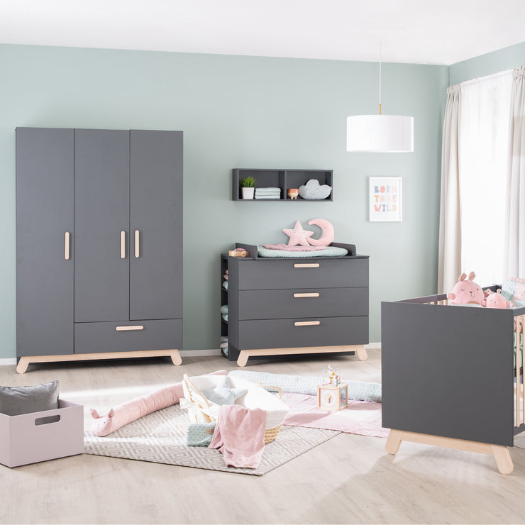 Envolviendo la cómoda 'jara', que incluye accesorio cambiante, pies y manijas hechas de madera maciza, altura de envoltura 93 cm