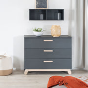 Envolviendo la cómoda 'jara', que incluye accesorio cambiante, pies y manijas hechas de madera maciza, altura de envoltura 93 cm