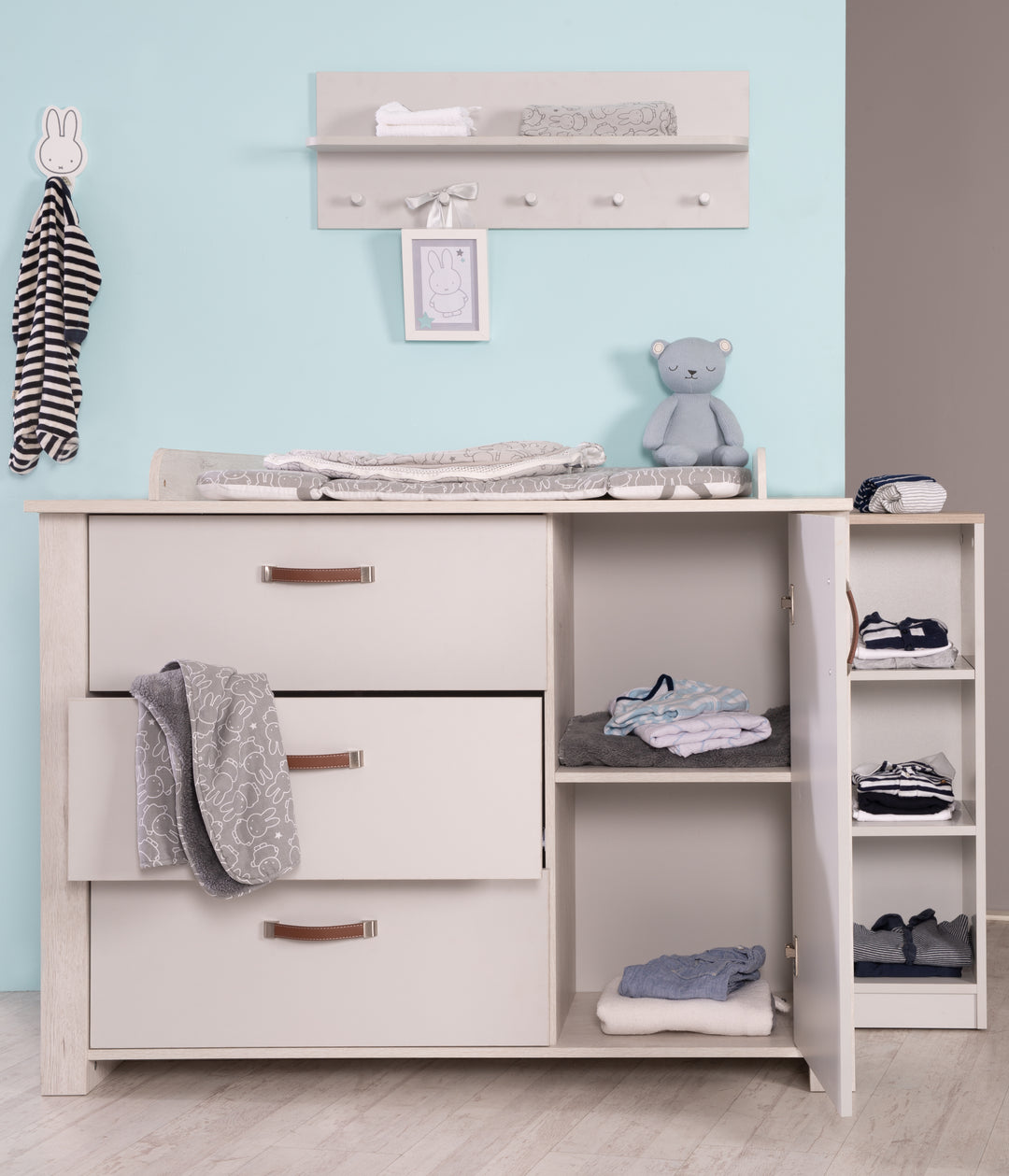 Cameretta per bambini 'Mila', comprensiva di lettino 70 x 140 cm e fasciatoio, grigio / bianco