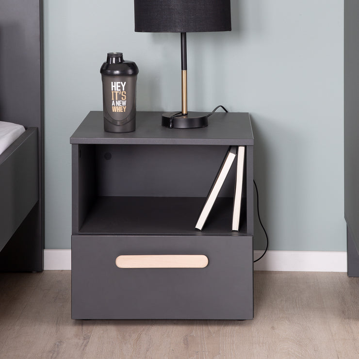 Bedtable 'Jara' - 1 cassetto, 1 soggetto aperto - antracite - manico in faggio -echo