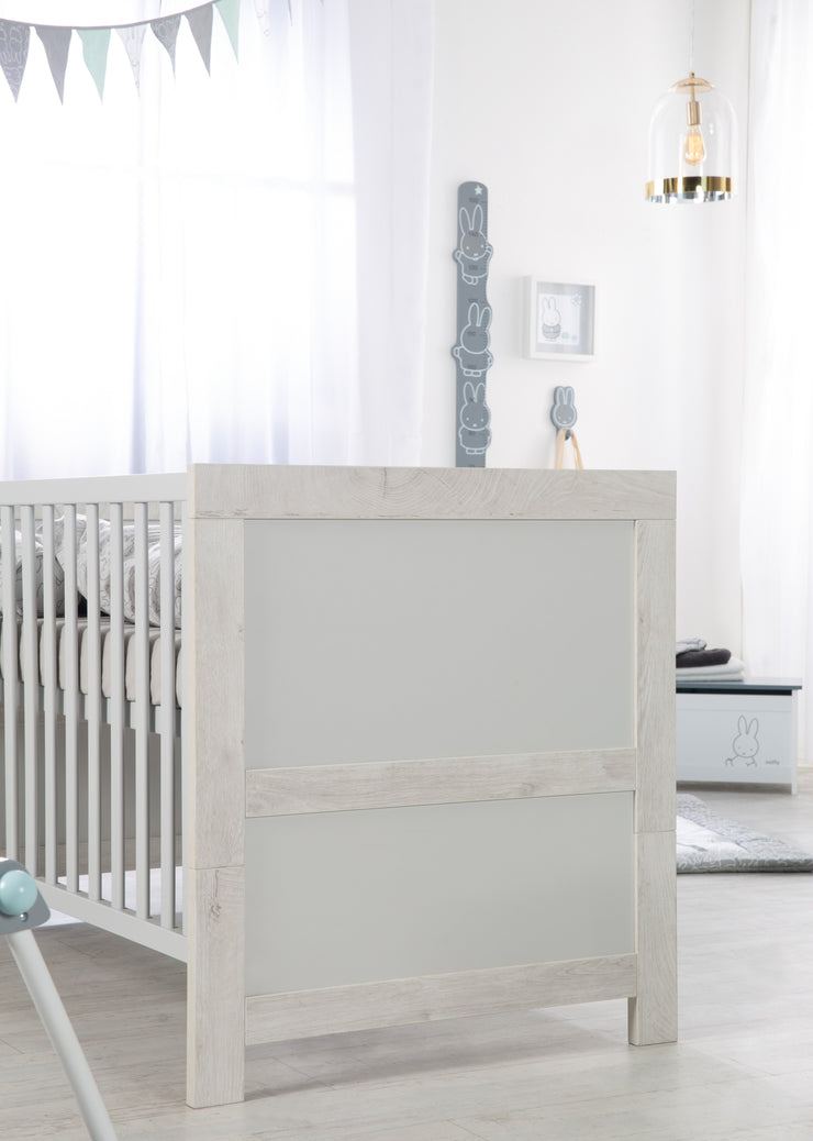 Juego de habitación infantil 'Mila', incluye cama para bebé / niño 70 x 140 cm y cambiador, gris / blanco