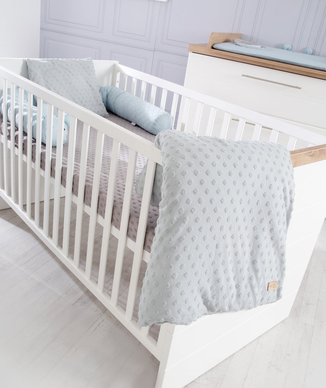 Cuna convertible 'Nele' 70 x 140 cm, con frentes blancos y fresados horizontales